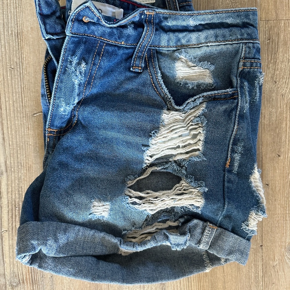 Distressed Jean shorts - Picture 3 of 3